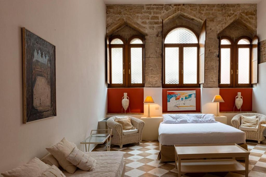 阿斯科利皮切诺100多丽住宅酒店的客厅配有床和沙发