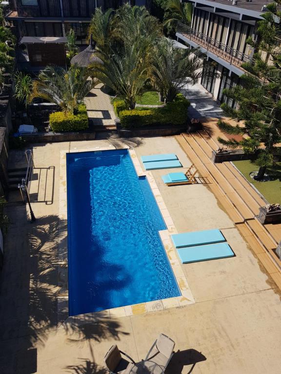 格兰贝伊Villas Rocher - Junior Suite 2C的享有度假村游泳池的顶部景致
