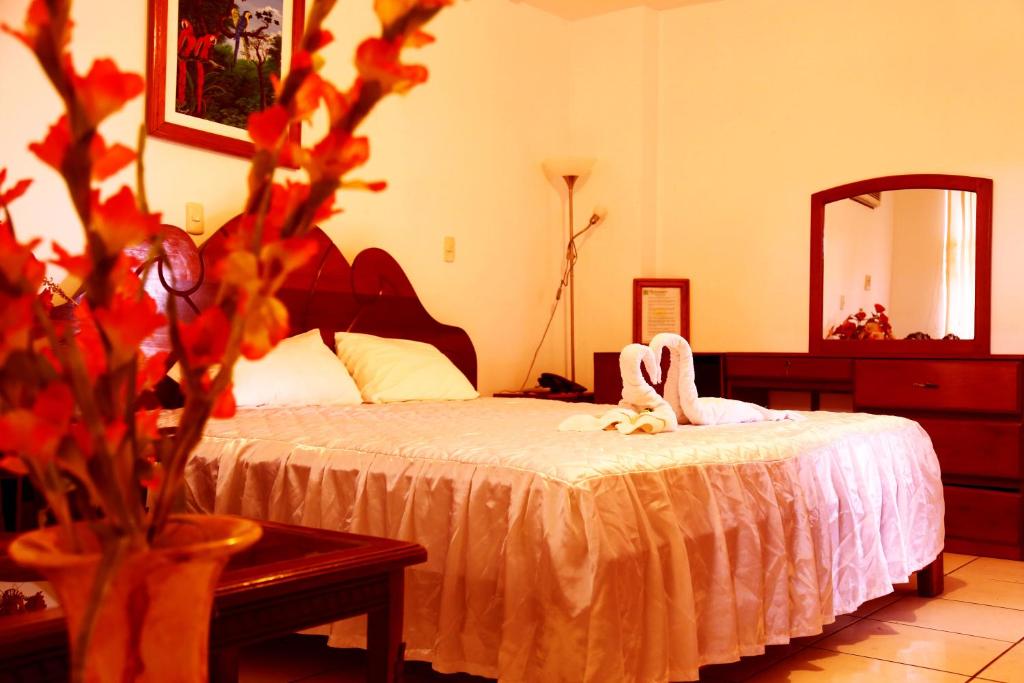 伊基托斯伊基托斯索尔德东方酒店的一间卧室配有一张带梳妆台和镜子的床