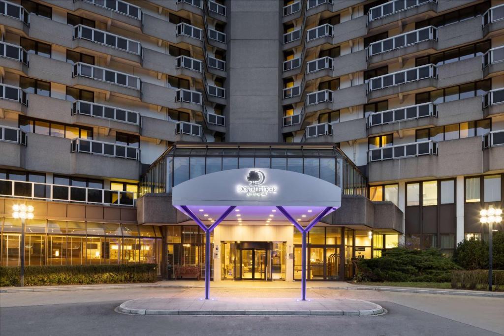 卢森堡卢森堡希尔顿逸林酒店的前面有紫色结构的建筑
