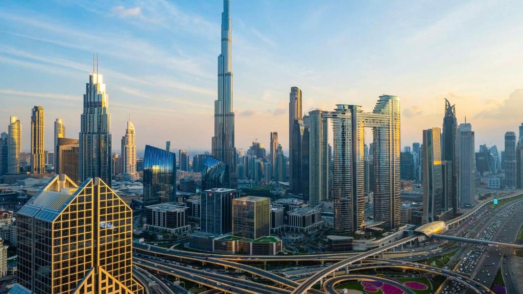迪拜Kempinski The Boulevard Dubai的享有拥有许多高楼的大型城市美景