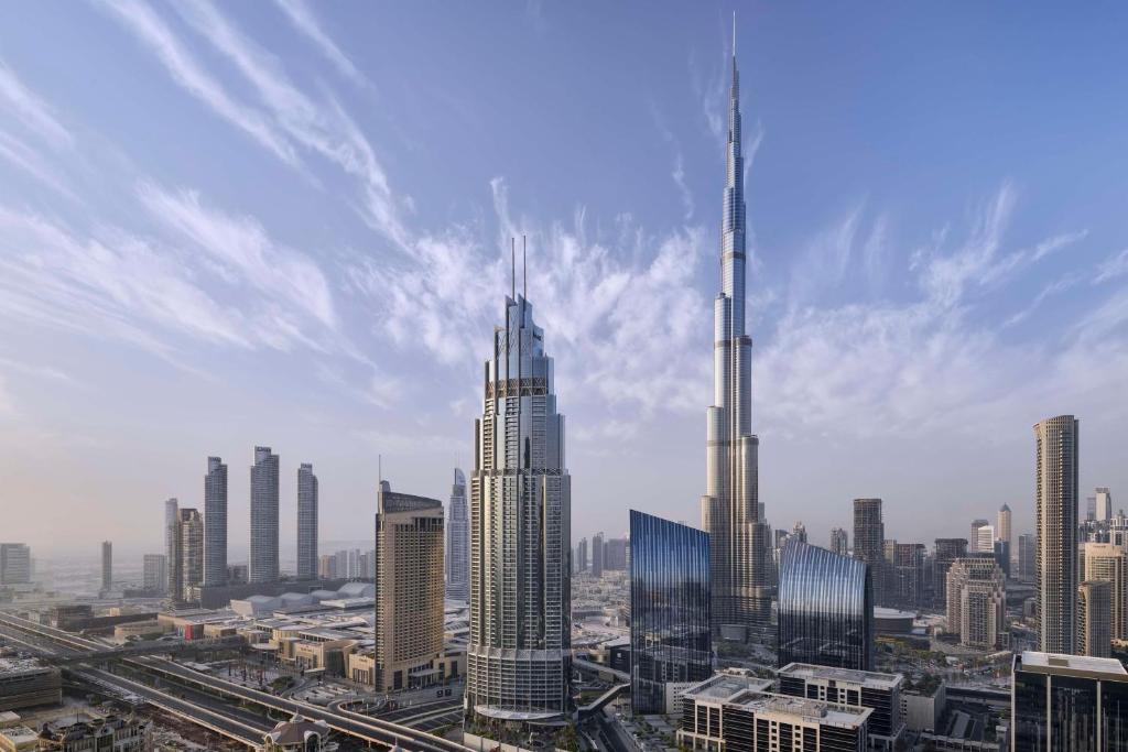 迪拜Kempinski The Boulevard Dubai的两座高耸摩天大楼的城市景观