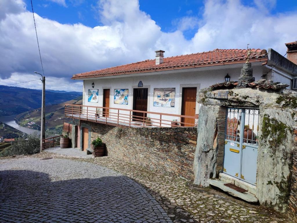 阿利若Vivenda Casa da Fraga的山边的房子