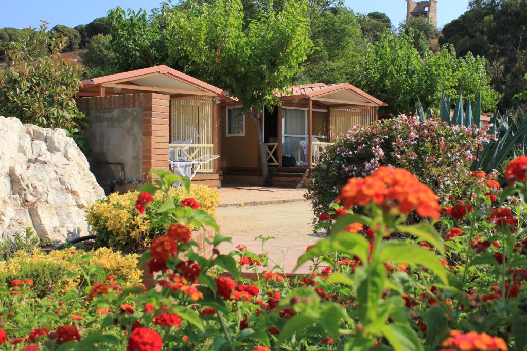 卡里拉乐加塔格罗萨露营酒店的前面有一束鲜花的房子