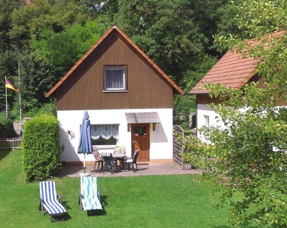 MarktgraitzKinderfreundliches Ferienhaus in Marktgraitz mit Großer Terrasse的院子内带桌椅的房子