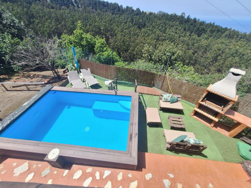 大加那利岛拉斯帕尔马斯Finca Esther的一座位于房子顶部的大型游泳池