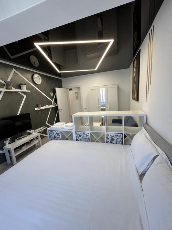 Popeşti-LeordeniPerla Home - Studio 9的一间设有白色大床的房间