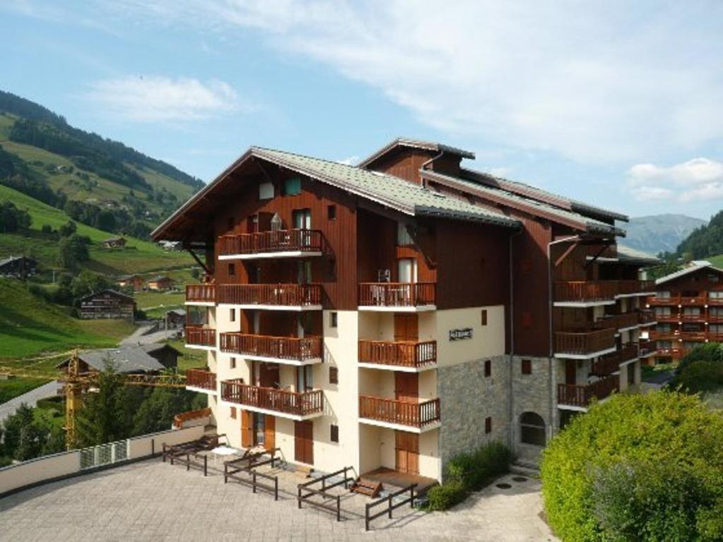 博福特Appartement Arêches-Beaufort, 2 pièces, 6 personnes - FR-1-342-256的旁边带阳台的建筑