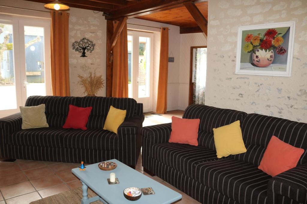 FaverollesL'autre Monde的客厅配有两张沙发和一张桌子
