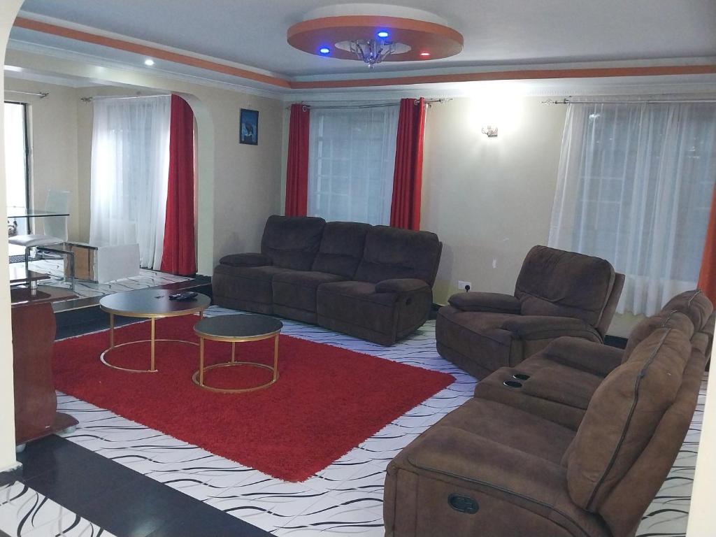基苏木Radisson Villa的客厅配有两张沙发和红色地毯