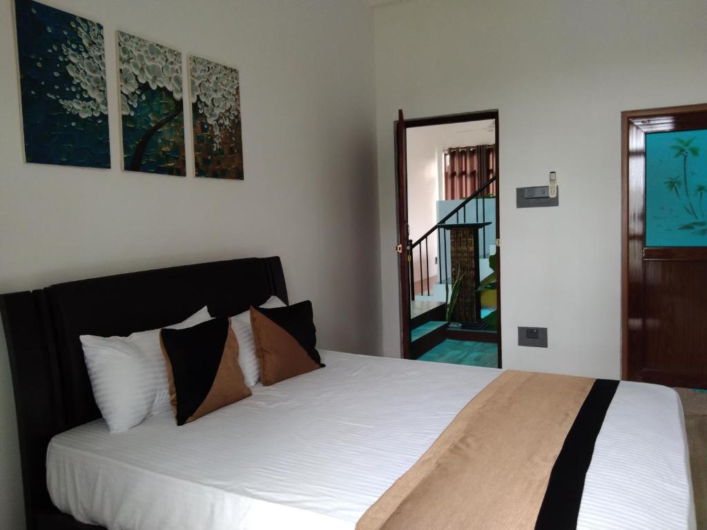 库鲁内格勒LEO-BREEZE Apartments的一间卧室配有一张带白色床单的床和一扇窗户。