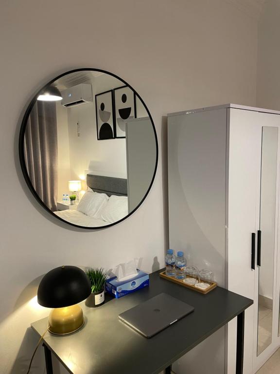 努瓦克肖特Appart hôtel的客房设有一张带镜子的书桌和一张床