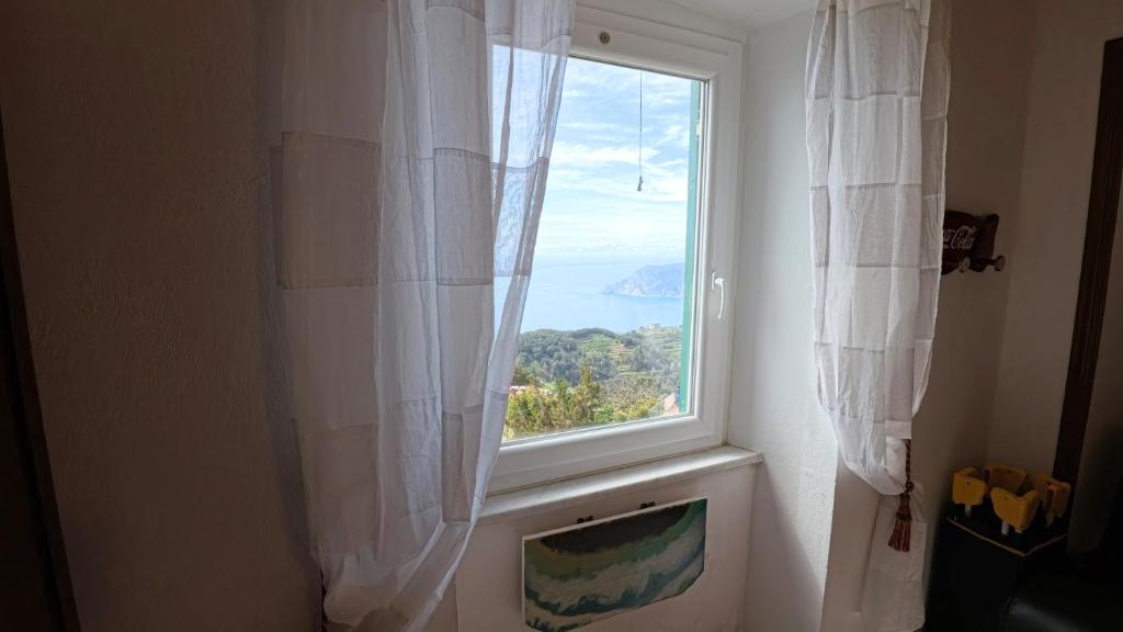 San BernardinoAppartamento Luca e Giulia的浴室设有窗户,享有海景。