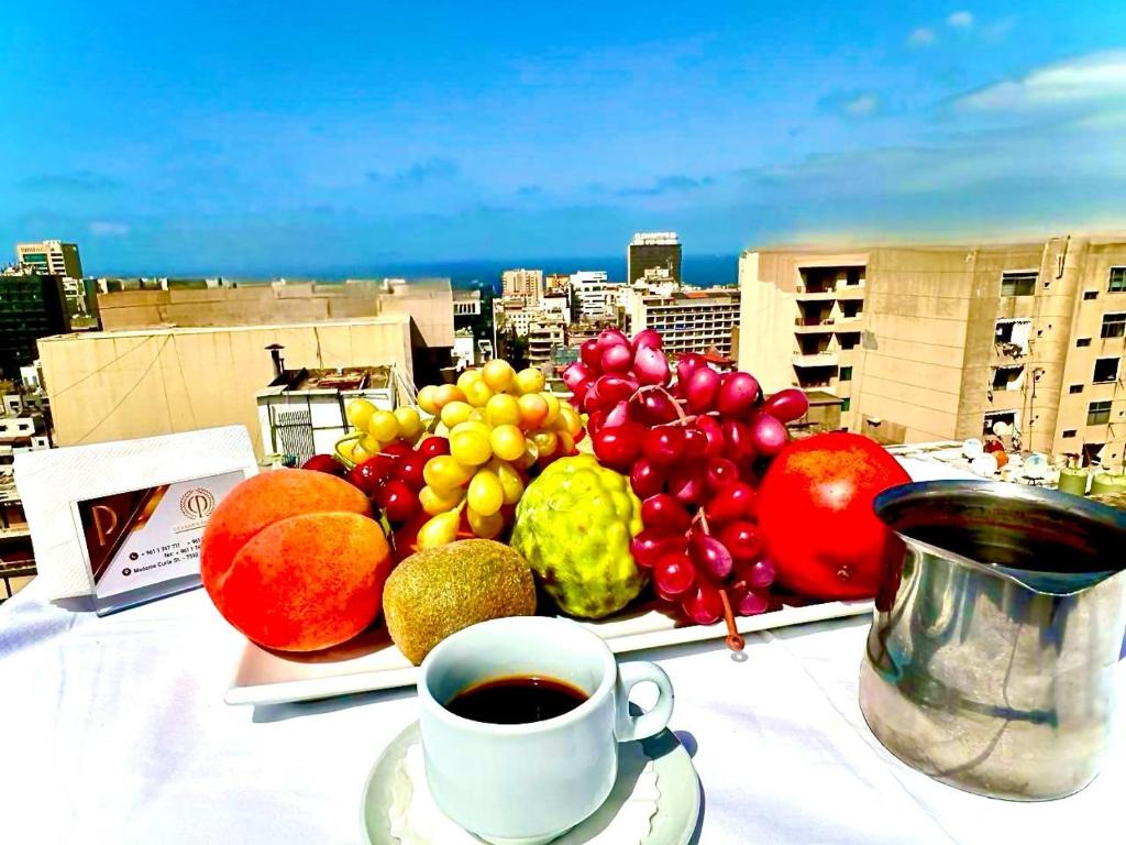 贝鲁特凯撒公园酒店的桌上的水果盘和咖啡