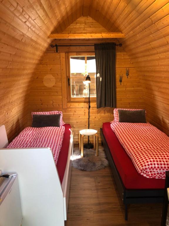 施特菲斯堡Bezauberndes Gartentiny的小木屋内带两张床的房间