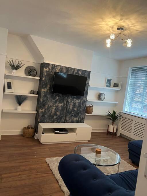 伦敦Flat in White city - Westfield的客厅设有壁挂式平面电视。