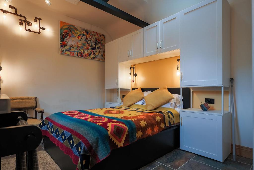 米尔顿凯恩斯Cosy countryside retreat - Pogo的一间卧室配有床和白色橱柜