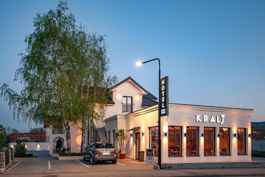 克拉列沃Hotel Kralj的一间kaanil商店前的街灯