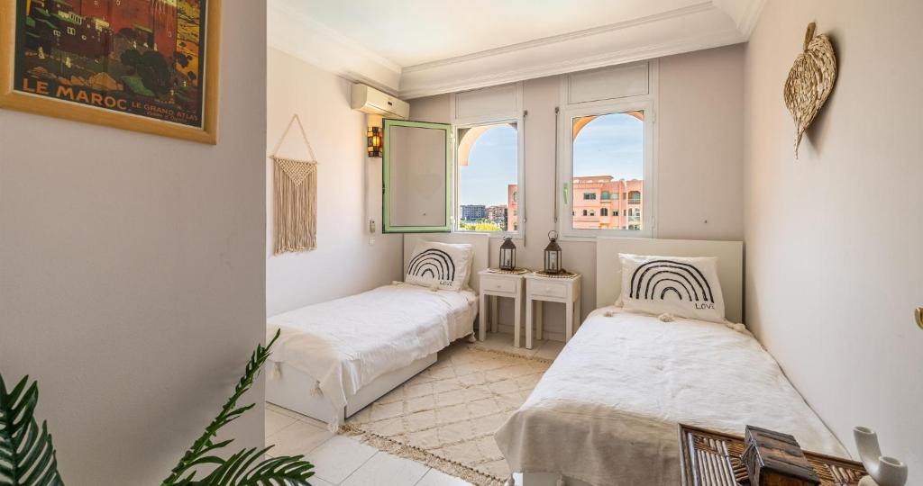 马拉喀什Charming 2-Bed Oasis Pool View的带窗户的客房内的两张床