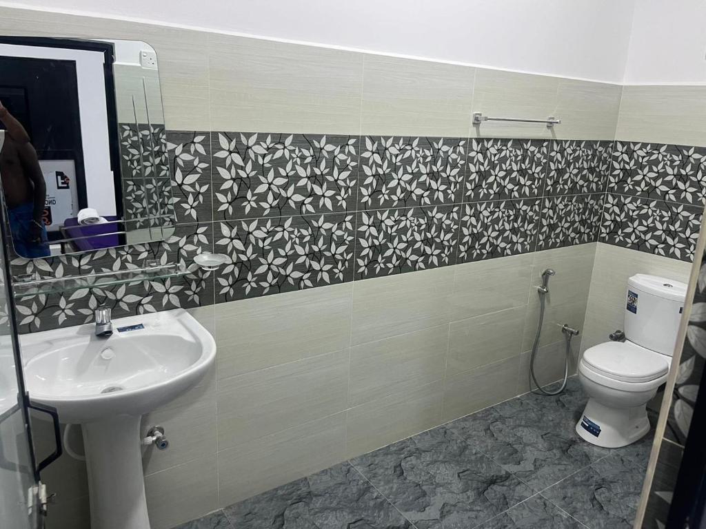 亭可马里Krishna Bhavan Hotel的一间带水槽和卫生间的浴室