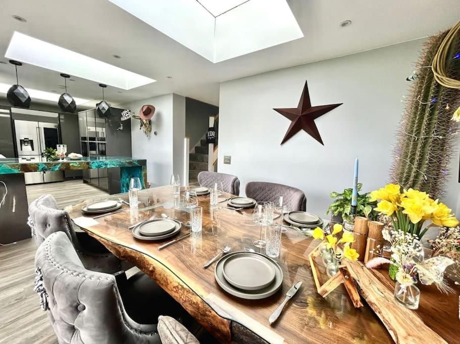 霍舍姆圣斐德Longhorn House - Unique & Luxury Home With Hot Tub的餐桌,椅子,墙上有一星星星