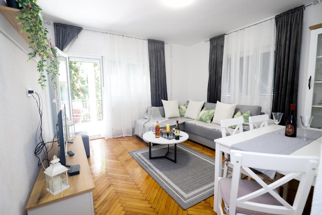 弗尔尼亚奇卡矿泉镇Kuća JEKA的客厅配有沙发和桌子