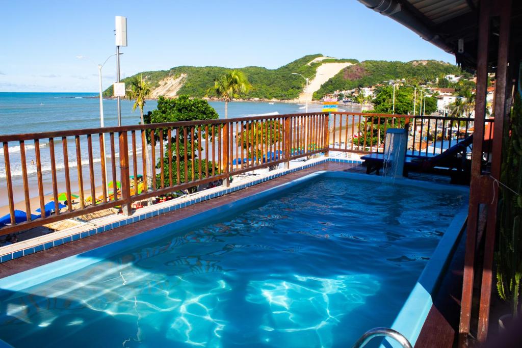 纳塔尔波萨达阿祖拉酒店的享有海滩景致的游泳池