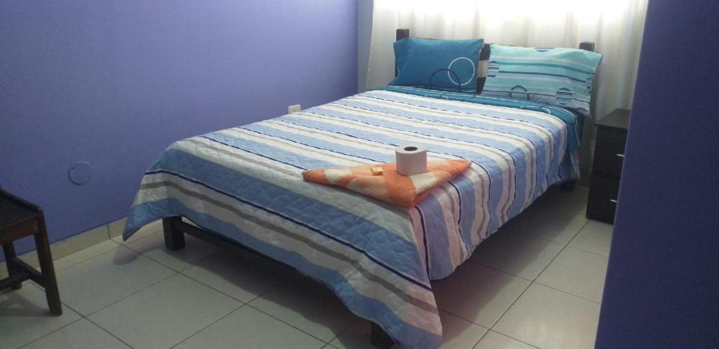 查查波亚斯PAKKARIN - HOTEL的蓝色卧室,配有一张带蜡烛的床