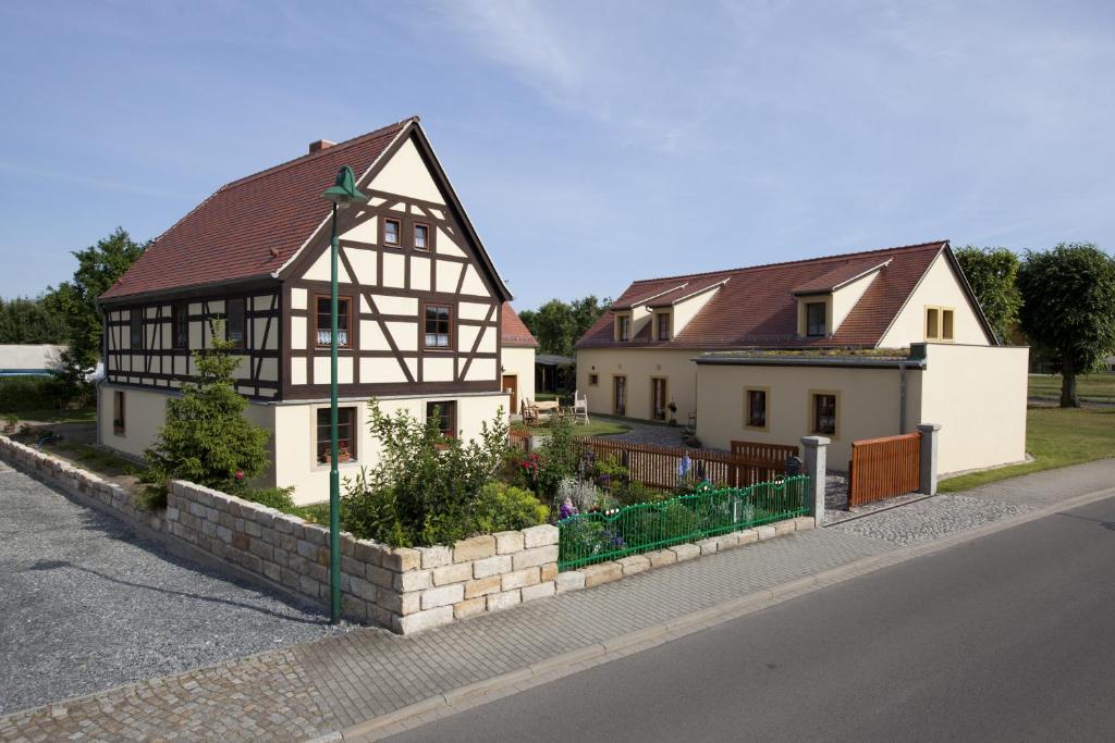 ZabeltitzPension Alte Schmiede的街道两旁的两座白黑房子