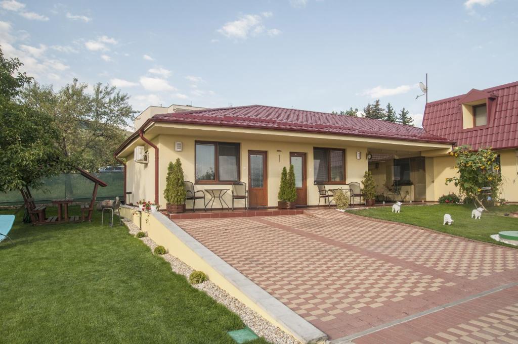 尼特拉Ubytovanie Zobor的院子里有砖砌走道的房子