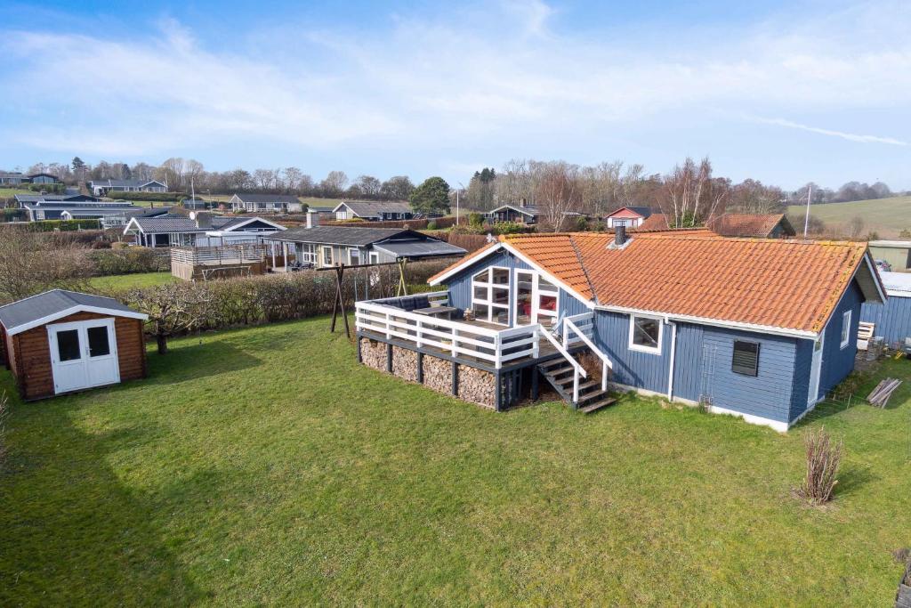 伦德Summer House With Sauna Near Flle Strand,的享有橙色屋顶的住宅的空中景致