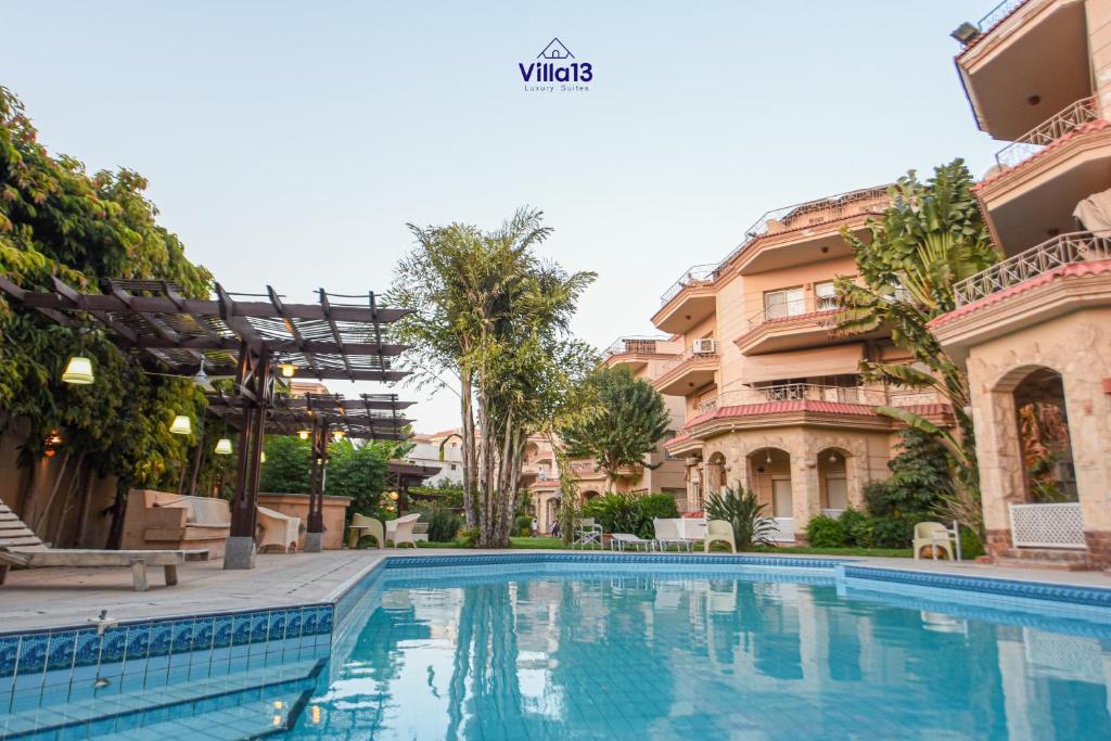 开罗Villa 13 Luxury suites的大楼前的游泳池