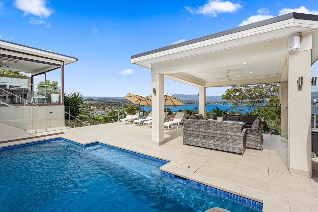 Lake IllawarraHEATed Pool, Lake & Beach, Luxury 5 B/R House的一座带游泳池的房子的图象