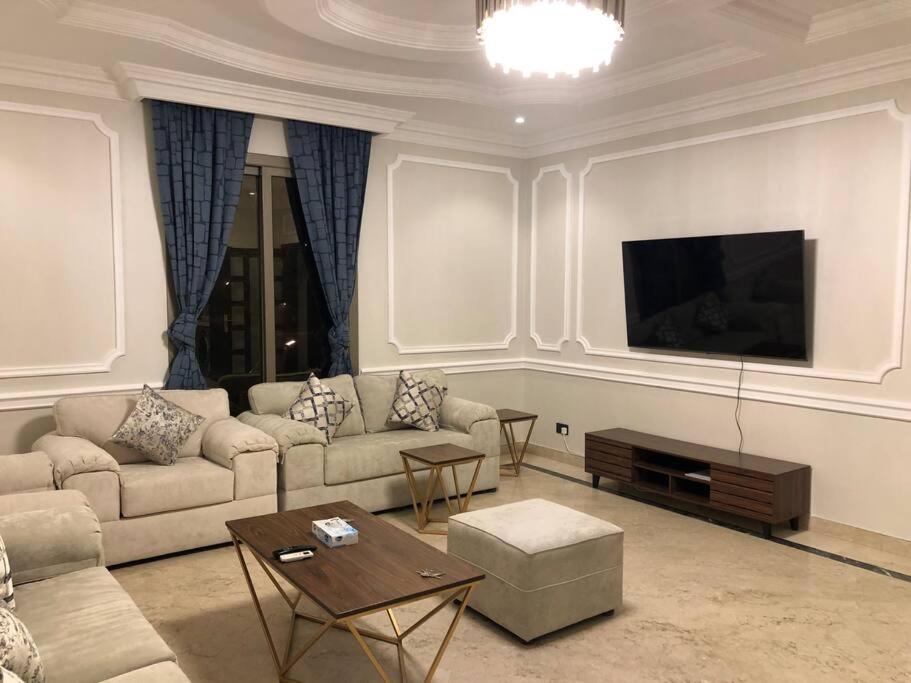杜拉特阿拉尔Distinctive chalet in Dur.Marina的带沙发和平面电视的客厅
