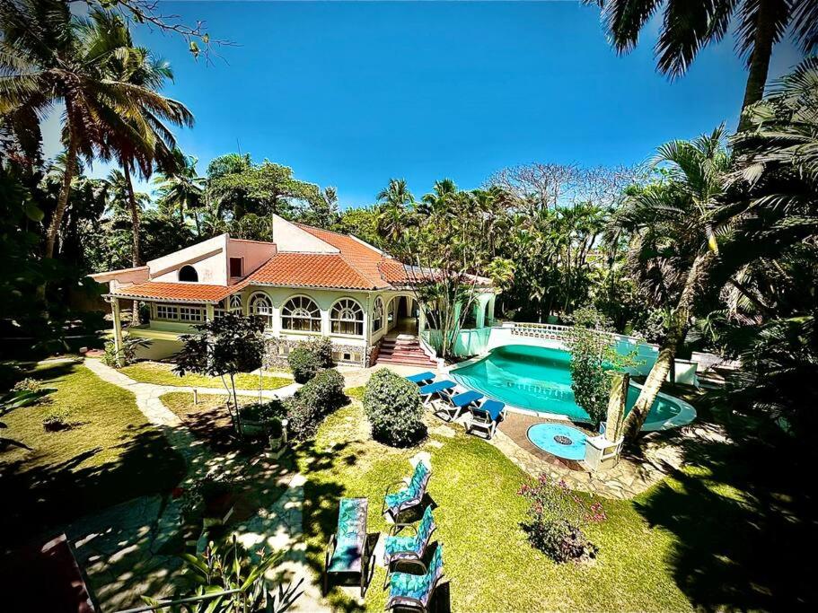 喀巴里特Villa Ramos - Private Beachfront with a View的享有带游泳池的房屋的空中景致