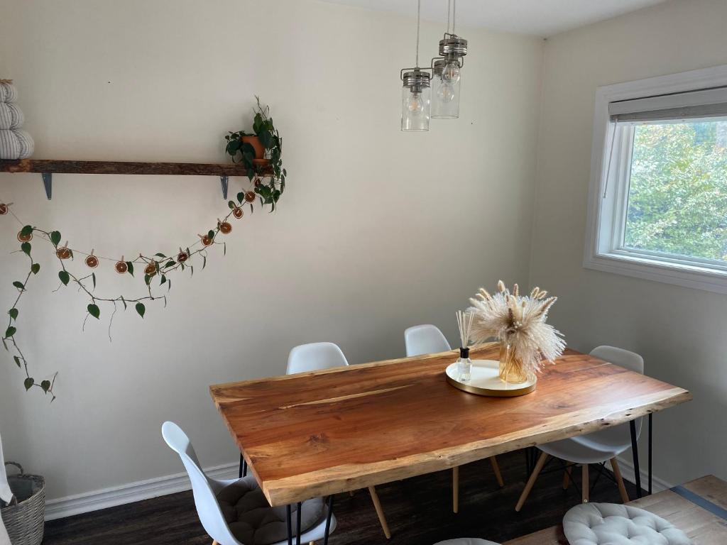惠特比Great family choice的一间带木桌和白色椅子的用餐室