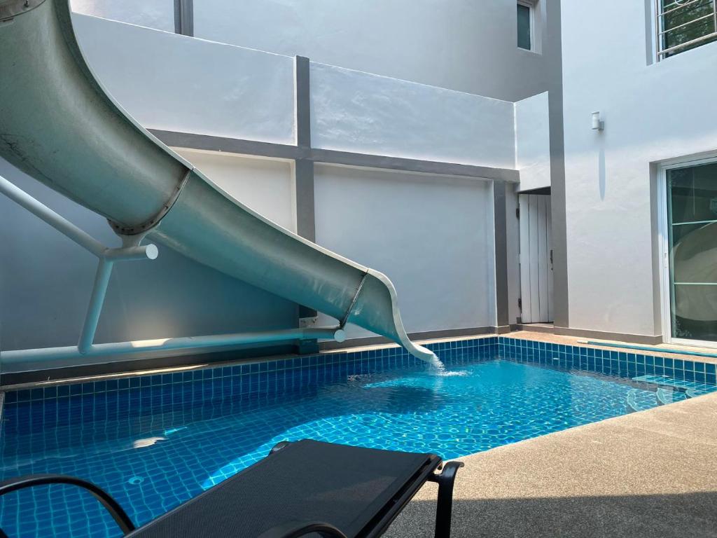 芭堤雅市中心south pattaya,5BR modern villa的游泳池的滑梯