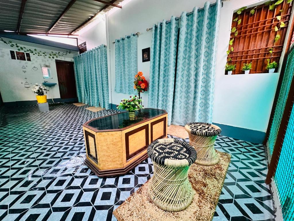 AyodhyaShanti Vatika的一间房间,配有一张桌子和两瓶花