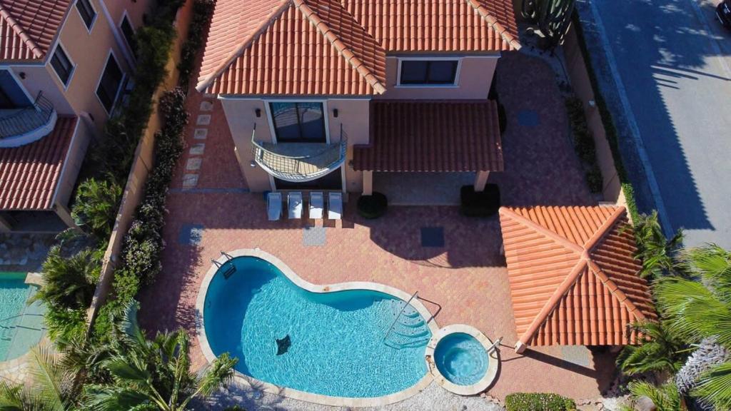 努尔德Splendid 3 bedroom house with beauttiful pool的享有带游泳池的房屋的空中景致