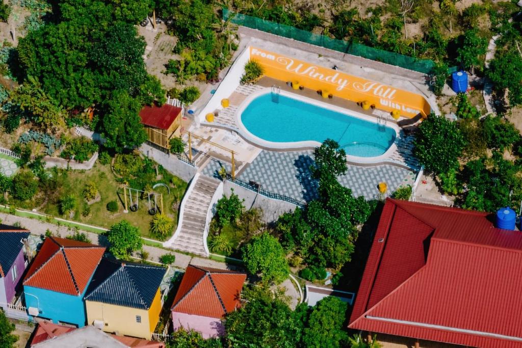Hang SuốiWindy Garden Hostel的享有度假村游泳池的顶部景致