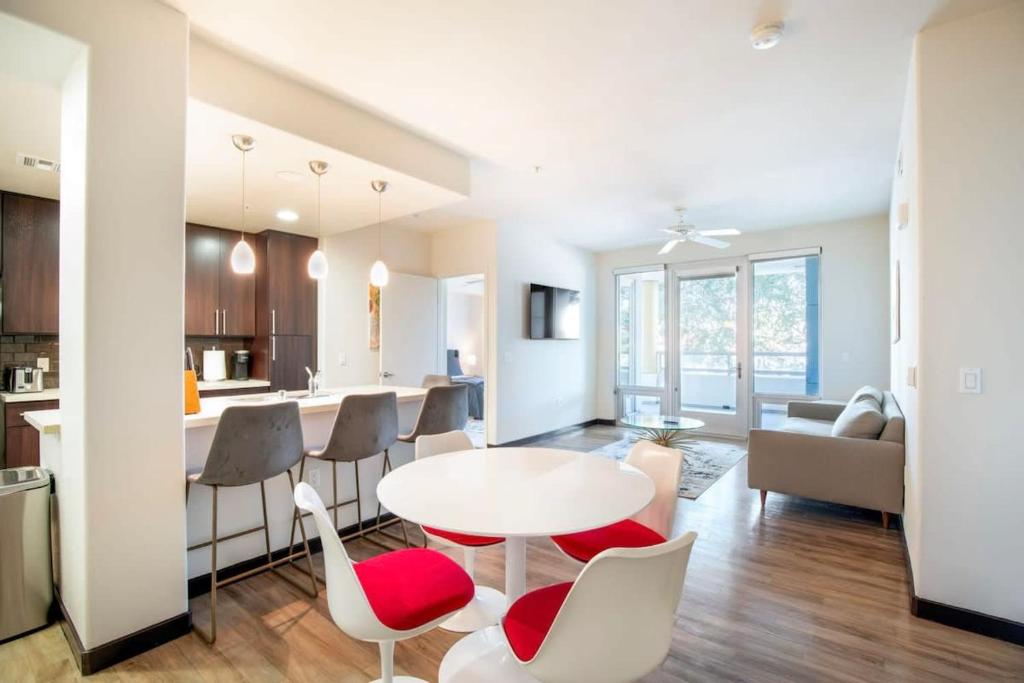 洛杉矶2BR Modern Luxury Condo WeHo的厨房以及带桌椅的起居室。