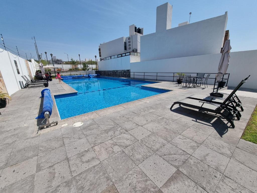 克雷塔罗Casa con alberca Mirador SD的一座大楼顶部的游泳池