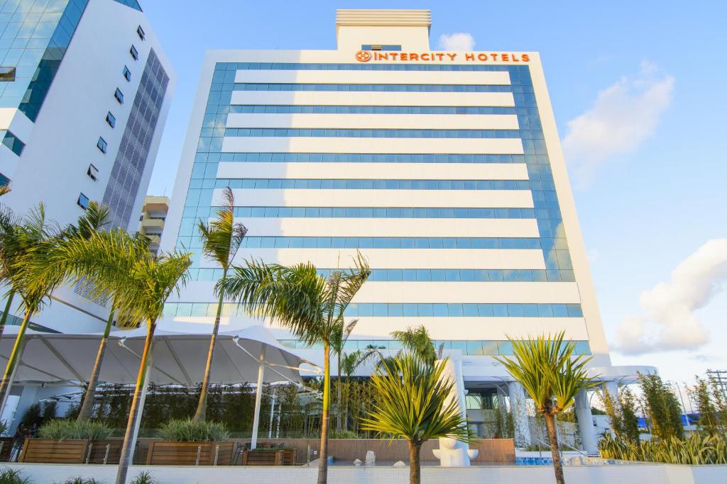 劳鲁-迪弗雷塔斯萨尔瓦多机场城际酒店的一座高大的建筑,带有炸肉排酒店