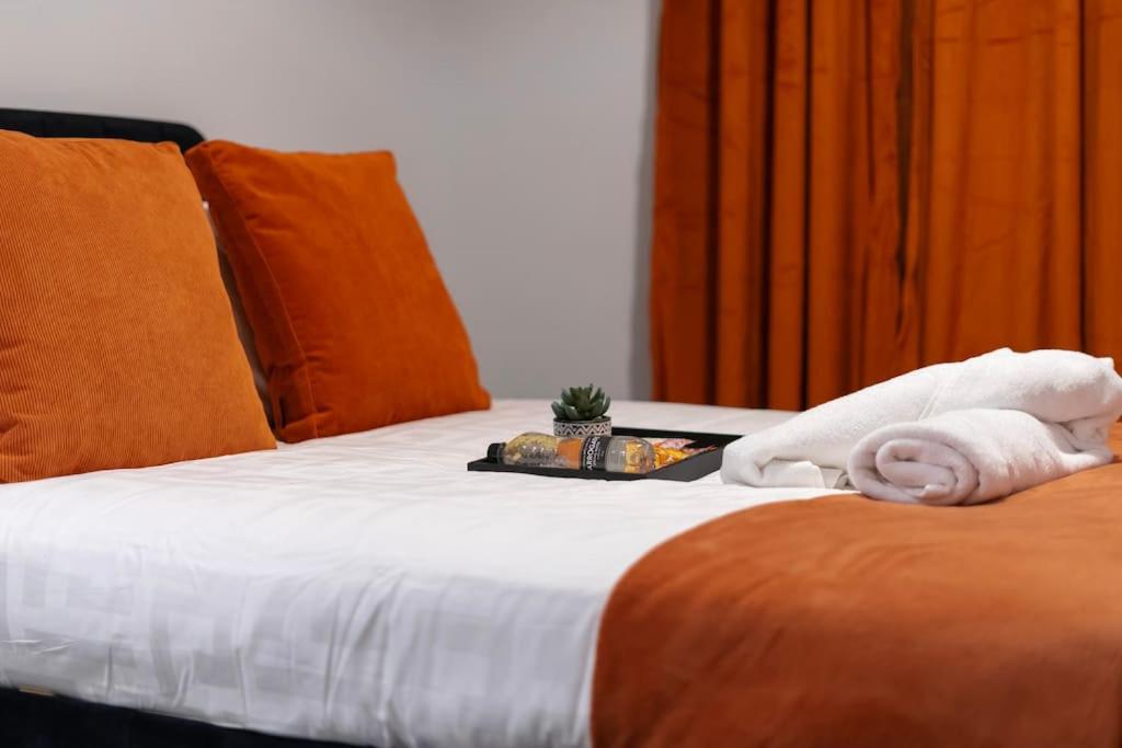 伯明翰TQ luxurious 2 bed flat的酒店客房,配有带毛巾的床