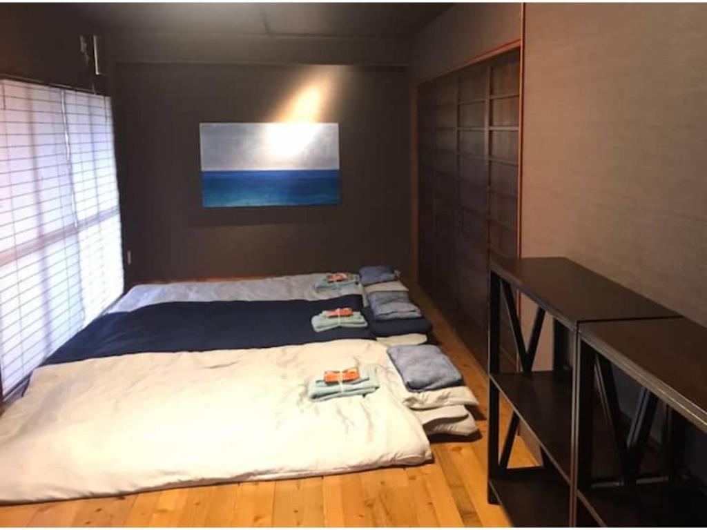 冈山oyadoyadokari - Vacation STAY 08483v的一间卧室配有带毛巾的床