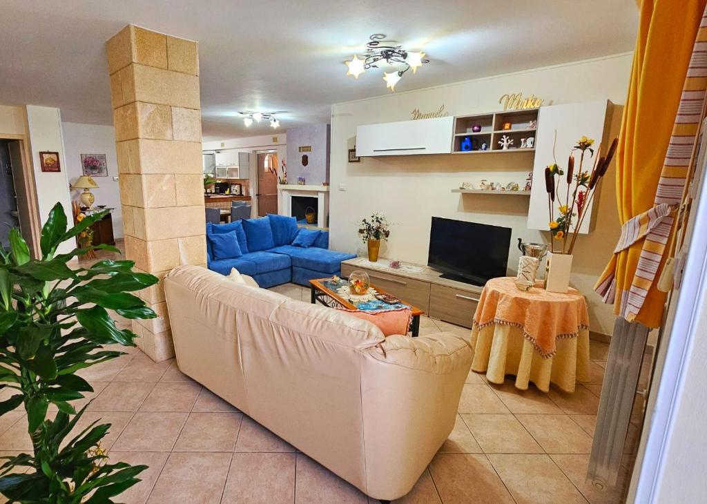 卡斯特里尼亚诺德尔卡波B&B VILLA MARINA的客厅配有蓝色的沙发和电视