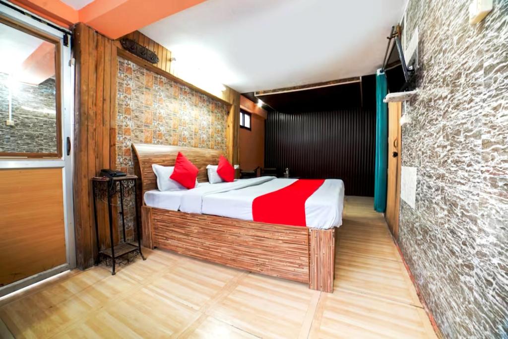 奈尼塔尔Goroomgo Long View Retreat Nainital的一间卧室,卧室内配有一张大床