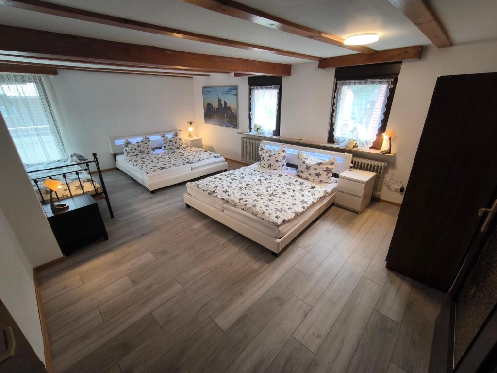 多森海姆Mühltal Guesthouse的卧室享有空中景致,配有两张床