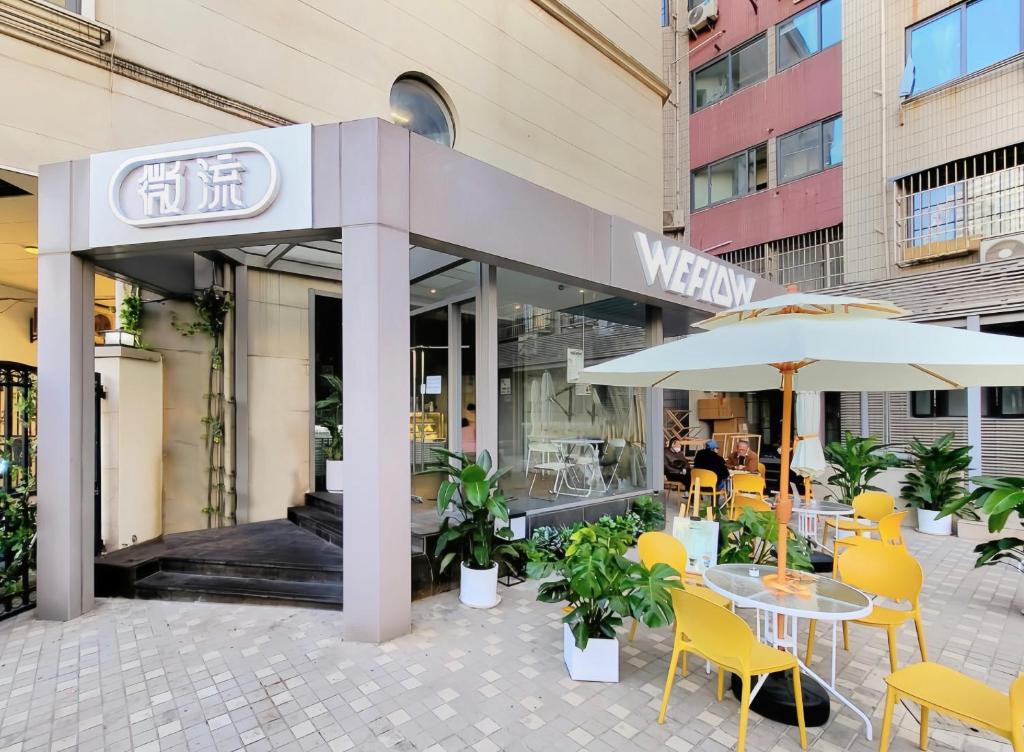 上海微流(上海人民广场静安大悦城店)的一间带桌椅和遮阳伞的餐厅