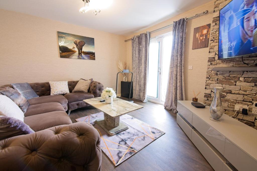 曼彻斯特Exclusive Stylish Lodge Condo的带沙发和电视的客厅